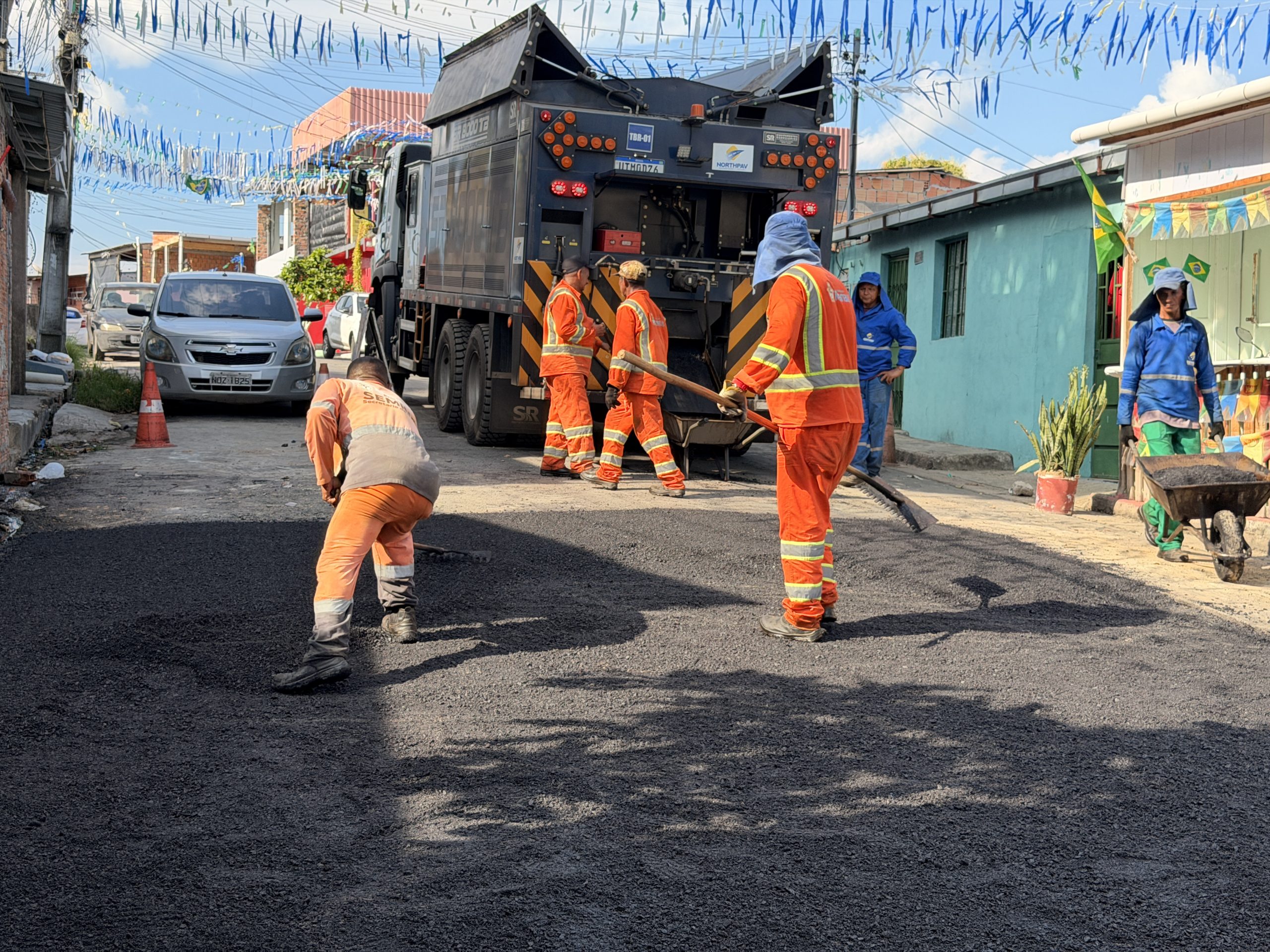 Prefeitura de Manaus reforça recuperação asfáltica no bairro São José com apoio de equipamento pesado