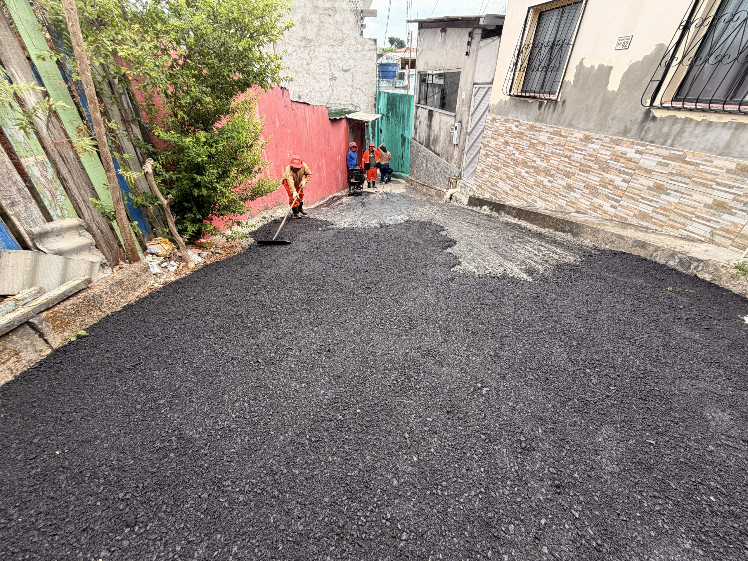 Prefeitura de Manaus atende moradores e recupera pavimento do beco Rio Umatumã, no Petrópolis