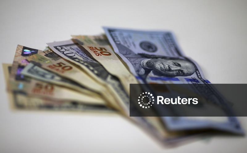 Dólar cai a R$5,1080 sob influência do exterior