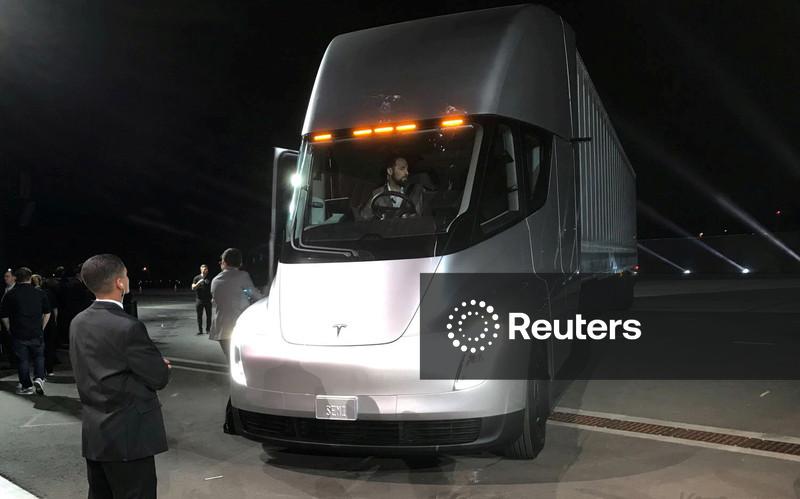 Tesla inicia entregas do caminhão elétrico Semi