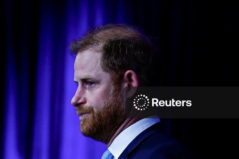 Filhos do príncipe Harry são alvo de “paparazzi europeus” enquanto frequentam escola na Inglaterra