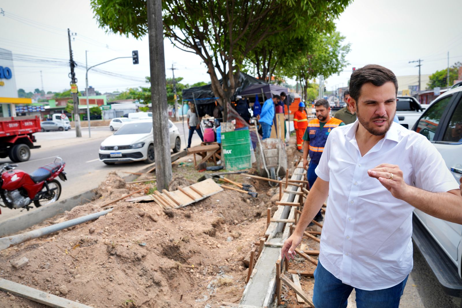 No Dia da Árvore, prefeito Renato Junior vistoria obra em canteiro central e reforça preservação da arborização na avenida Margarita 