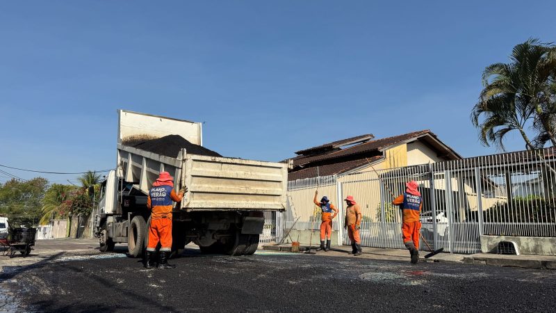 Prefeitura de Manaus aplica 40 toneladas de asfalto e recupera rua no conjunto Villar Câmara