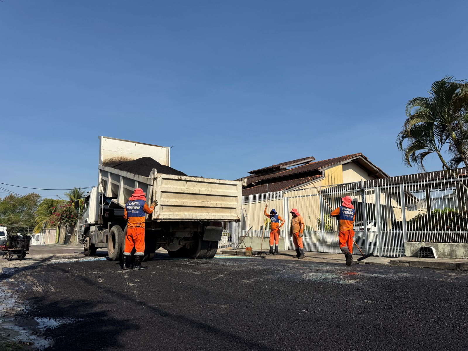 Prefeitura de Manaus aplica 40 toneladas de asfalto e recupera rua no conjunto Villar Câmara
