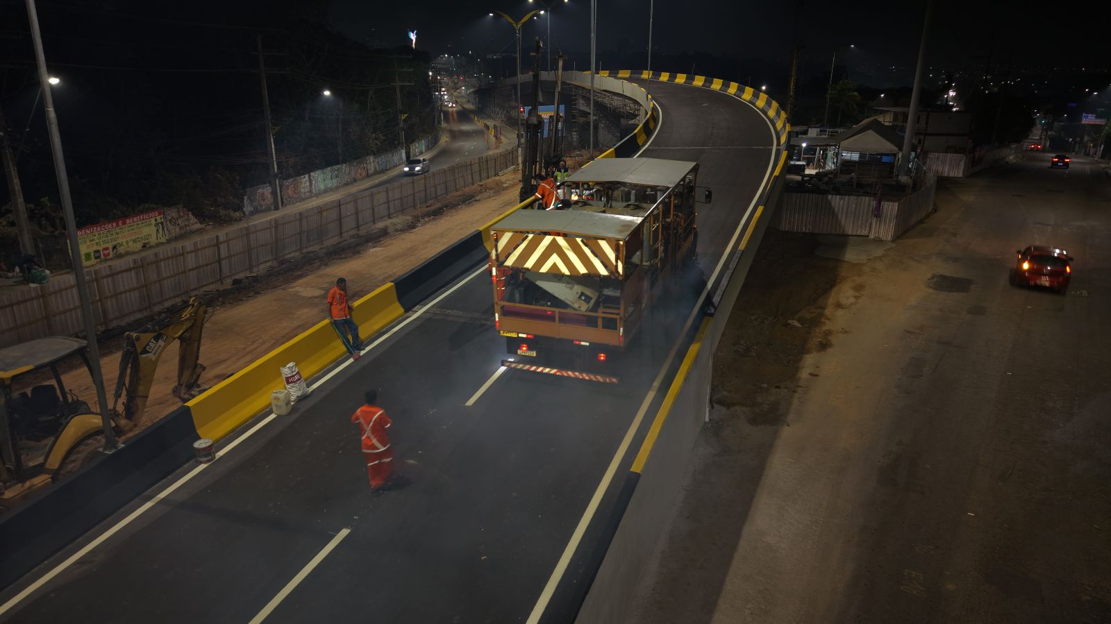 Prefeitura de Manaus avança com sinalização da alça superior do viaduto ‘Passarão’ durante a madrugada 