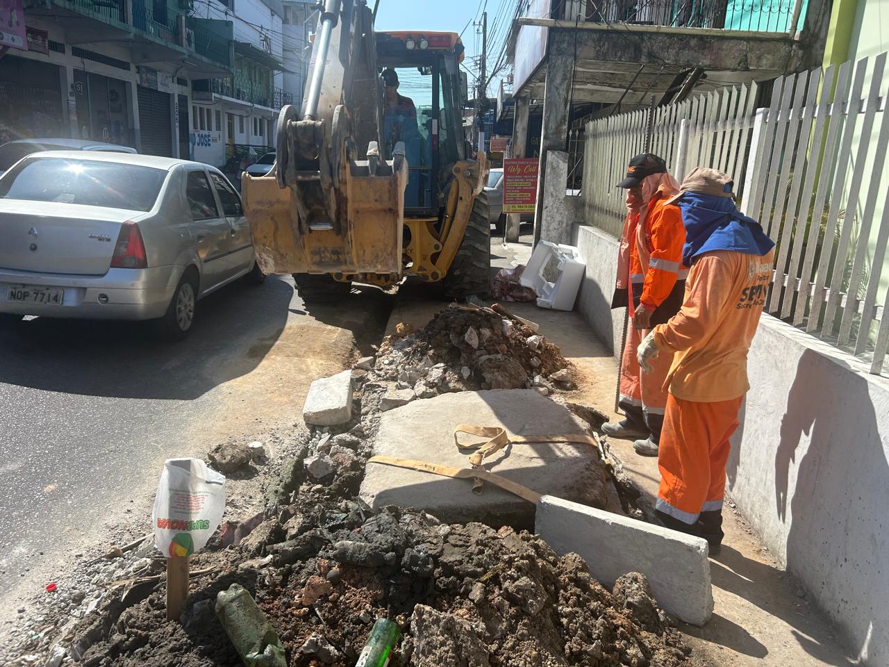 Prefeitura de Manaus desobstrui caixa coletora e reforça drenagem na avenida Oscar Borel