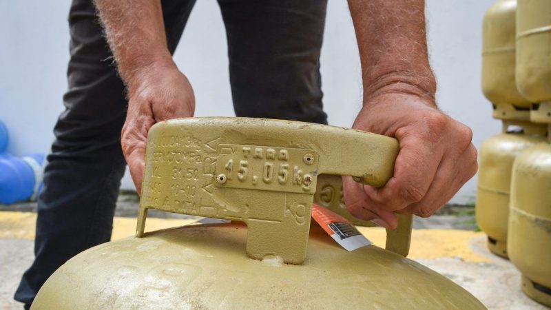 Procon Manaus aponta aumento de 5% na botija de gás de cozinha de 13 quilos e redução de 0,60% na de 8 quilos em setembro