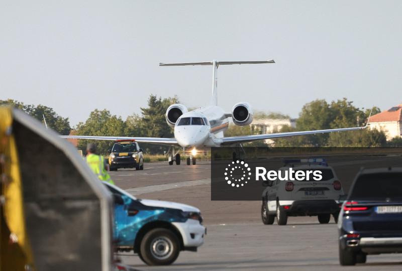 Corpo do criminoso de guerra condenado Ratko Mladic retorna à Sérvia em avião do governo