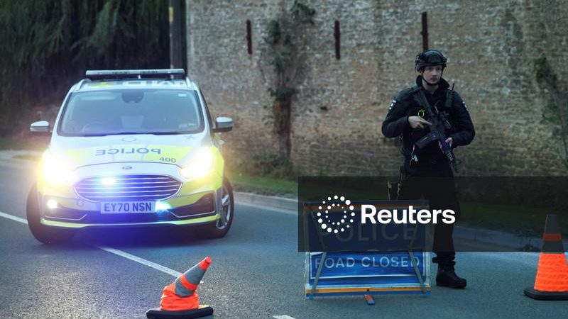 Polícia do Reino Unido prende cinco pessoas em base aérea sob lei antiterrorismo