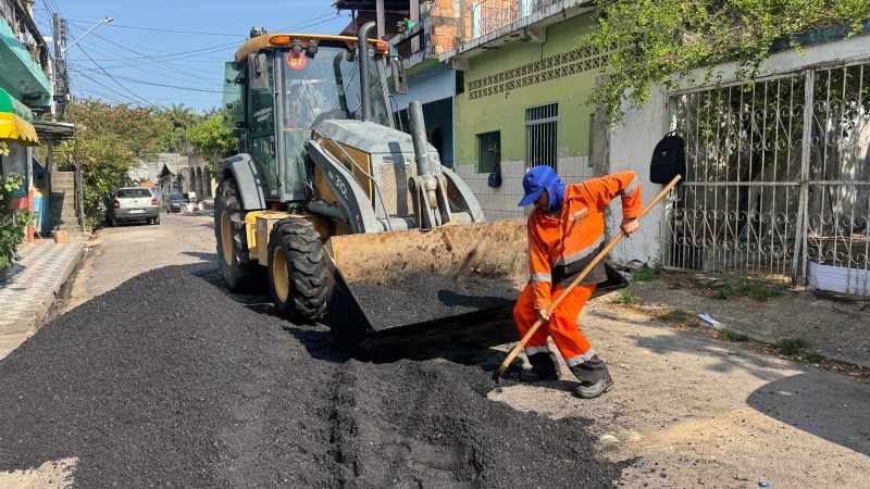 Prefeitura de Manaus recupera rua no bairro Coroado e melhora mobilidade na zona Leste