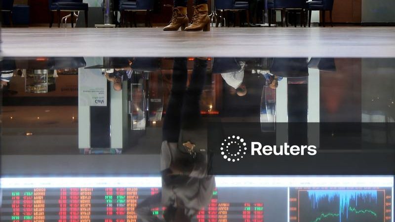 Ibovespa fecha em queda e dólar sobe para perto de R$5,15 com exterior e política no radar