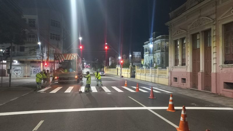 Prefeitura implanta sinalização em mais vias de Manaus para organizar tráfego e proteger pedestres