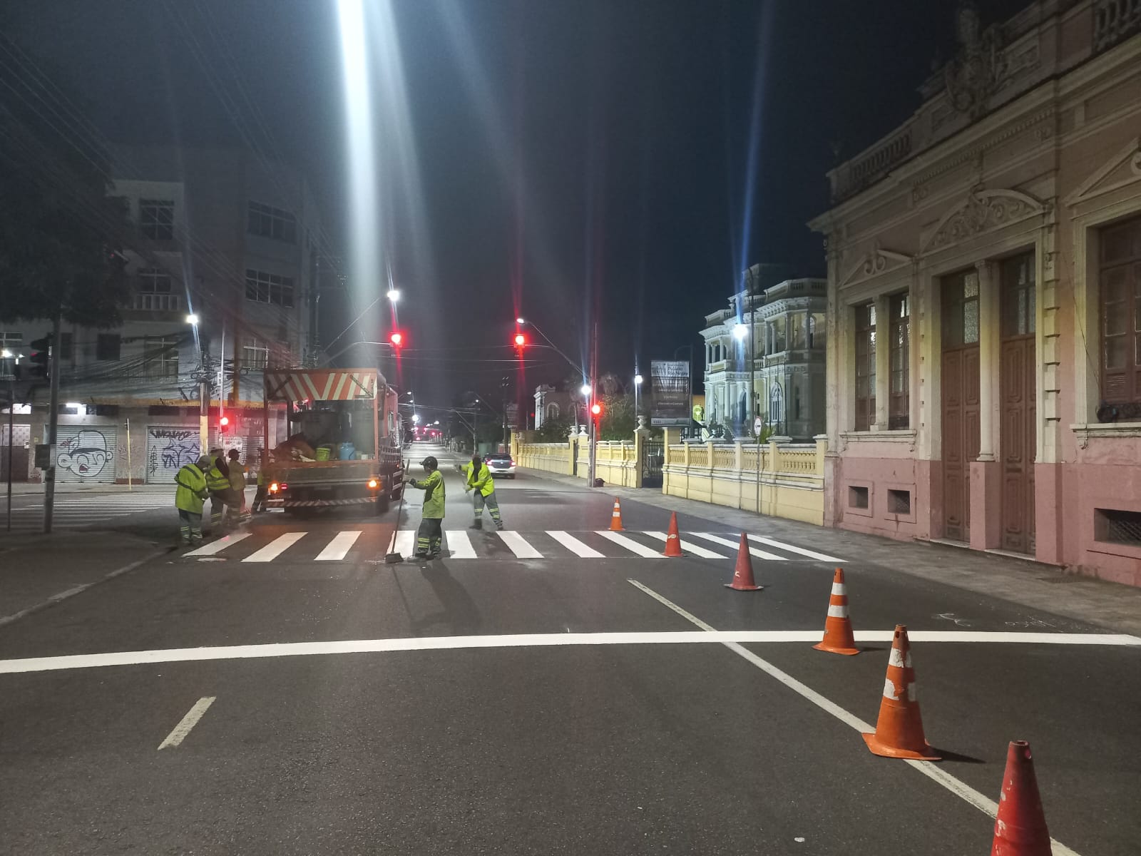 Prefeitura implanta sinalização em mais vias de Manaus para organizar tráfego e proteger pedestres
