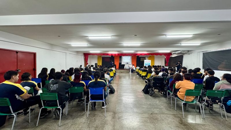Mais de 100 alunos da zona Norte recebem orientações sobre direitos do consumidor em ação da Prefeitura de Manaus 
