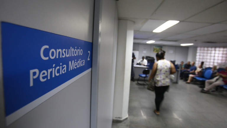 Perícia médica no INSS passa a ter presença de intérpretes de Libras para pessoas com deficiência