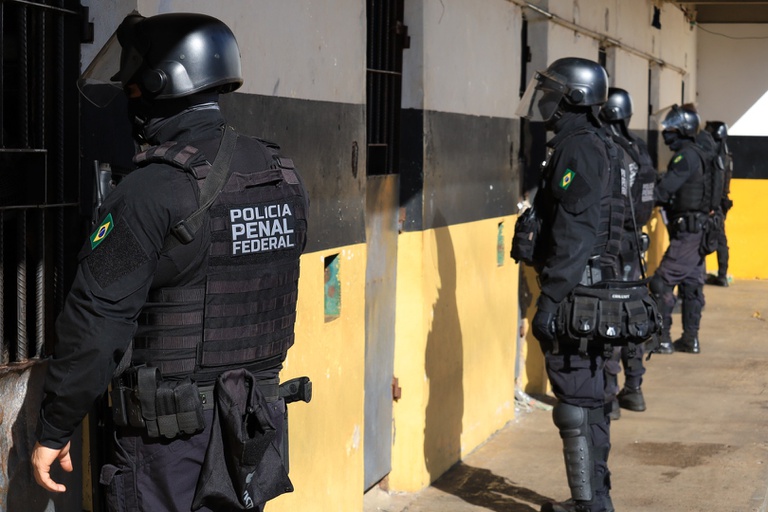 Sob coordenação federal, forças policiais fazem operação contra o crime organizado em presídios