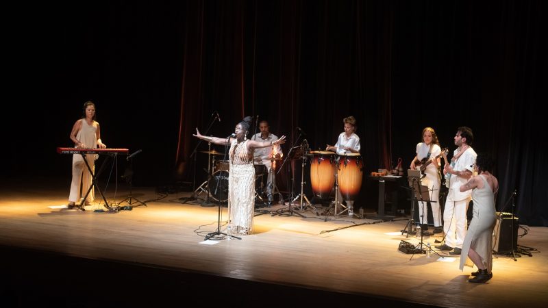 Cena Musical, da TV Brasil, exibe show inédito da cantora e compositora Rúbia Divino nesta terça