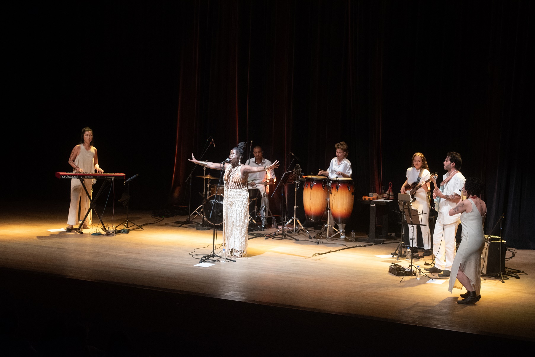 Cena Musical, da TV Brasil, exibe show inédito da cantora e compositora Rúbia Divino nesta terça