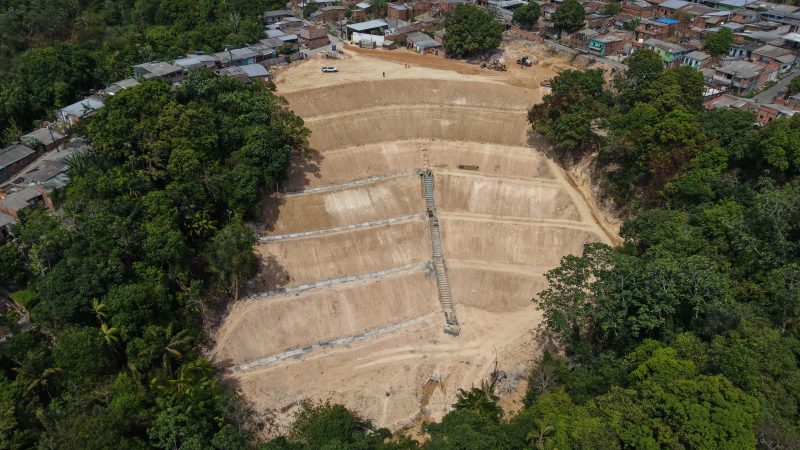 Prefeitura de Manaus avança em obra de contenção de erosão na rua Alumínio, no Tancredo Neves