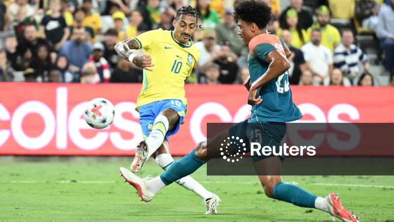 Raphinha é cortado da seleção brasileira por edema muscular na coxa direita