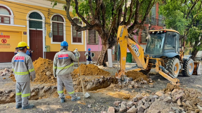 Obra da Prefeitura de Manaus na rua Ferreira Pena avança para nova etapa com início das escavações após aprovação do Iphan