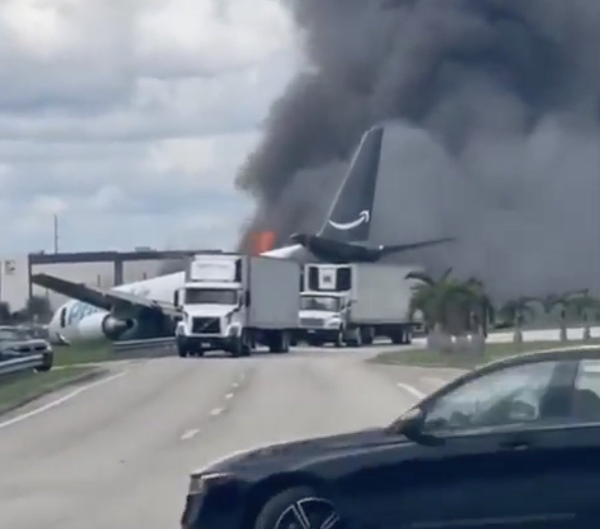 EUA: ao menos 5 morrem após avião de carga da Amazon sair da pista em Miami