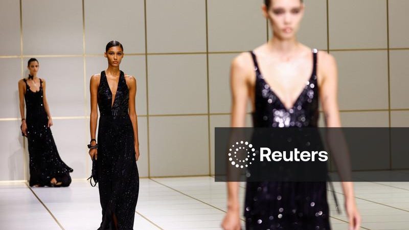 Armani lança coleção cintilante em busca de “evolução”