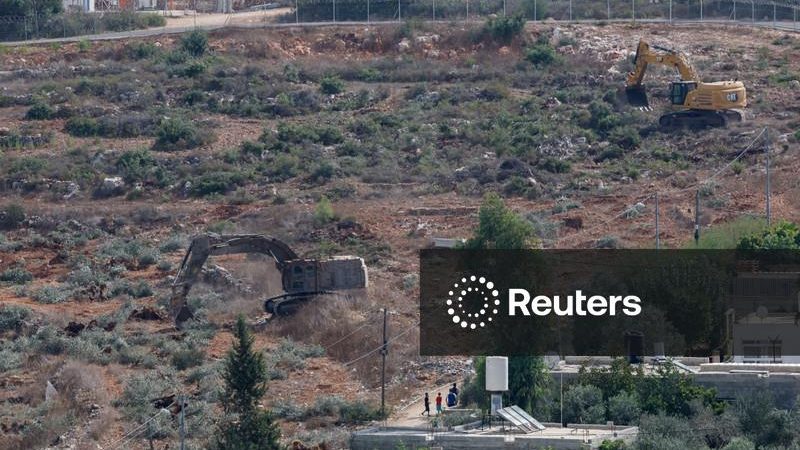 Tratores israelenses destroem oliveiras palestinas antes da colheita anual