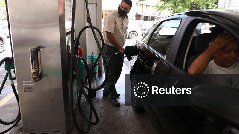 Gasolina cai 0,3% nos postos após redução de tributos na 1ª quinzena, diz Ticket Log