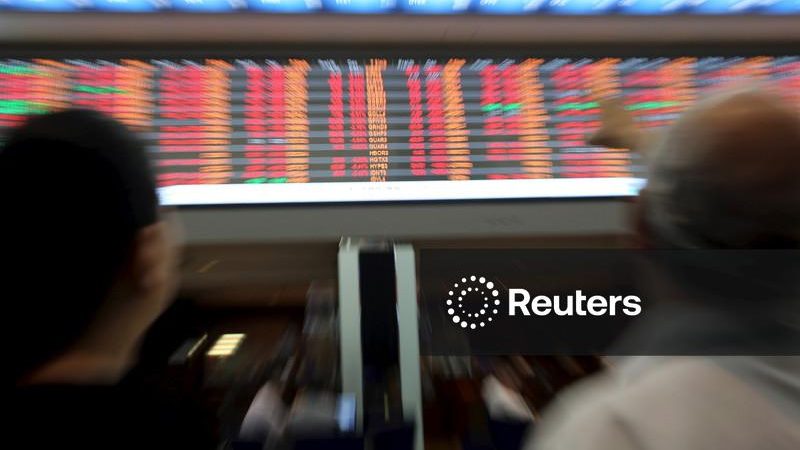 Ibovespa sobe com Petrobras e dólar fecha quase estável antes de decisões de juros