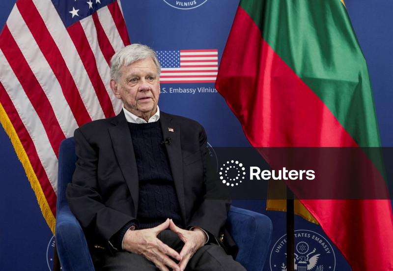 Enviado de Trump consegue libertação de 25 presos em Belarus e espera que centenas mais sejam libertados em breve