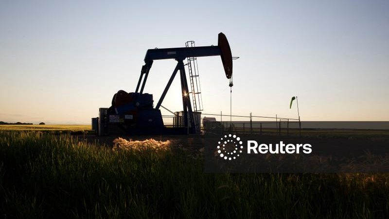 Petróleo fecha em queda de 1%, mas permanece acima de US$100 por barril