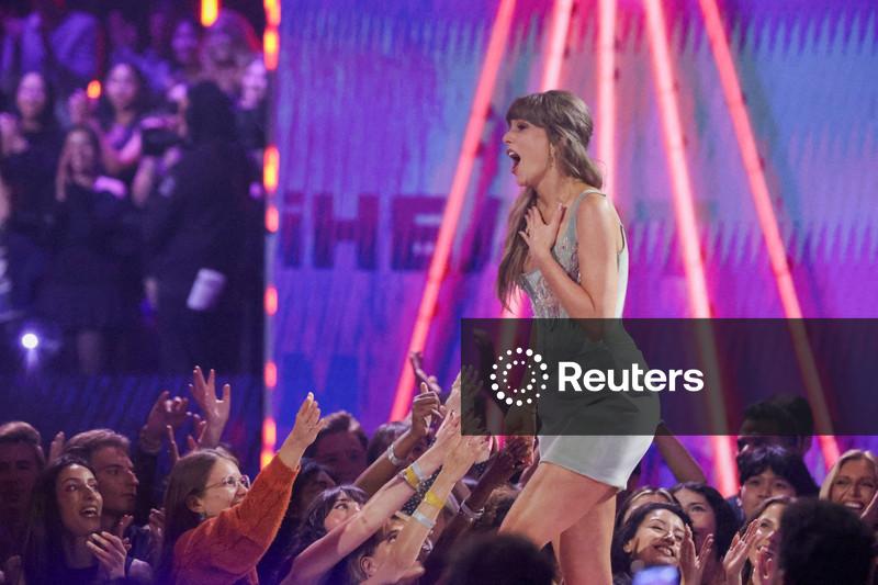 Taylor Swift lança “Encore” para seu álbum de sucesso “Showgirl”