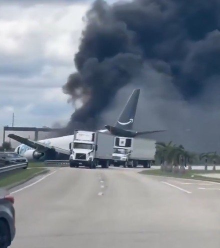 Avião cargueiro da Amazon atravessa estrada, atinge carros e deixa cinco mortos nos EUA