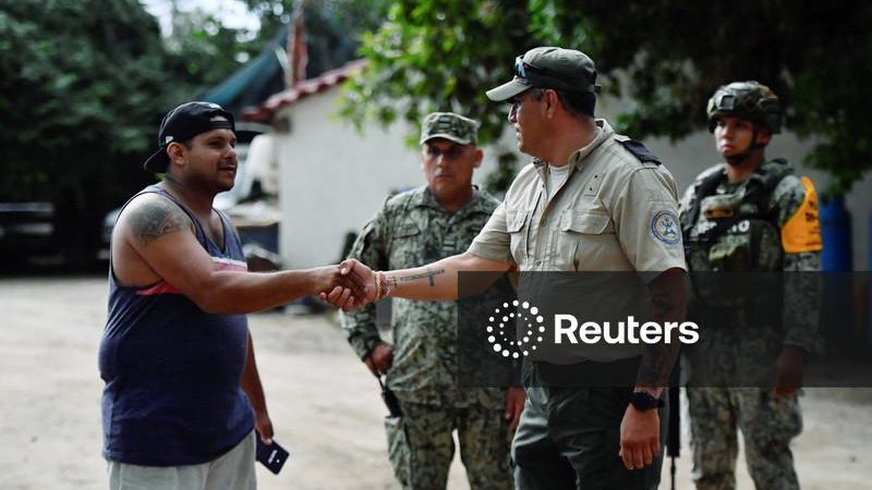 Furacão Simon ganha força rapidamente na costa mexicana do Pacífico e ameaça região turística