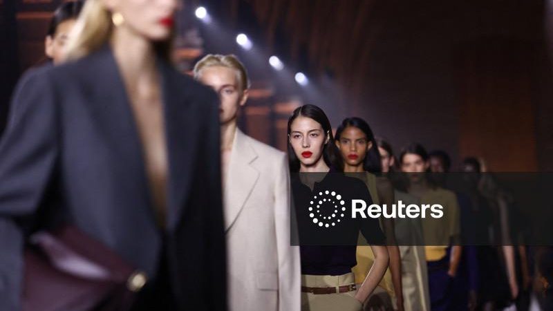 Victoria Beckham apresenta vestidos transparentes e ternos oversized para a primavera/verão 2027