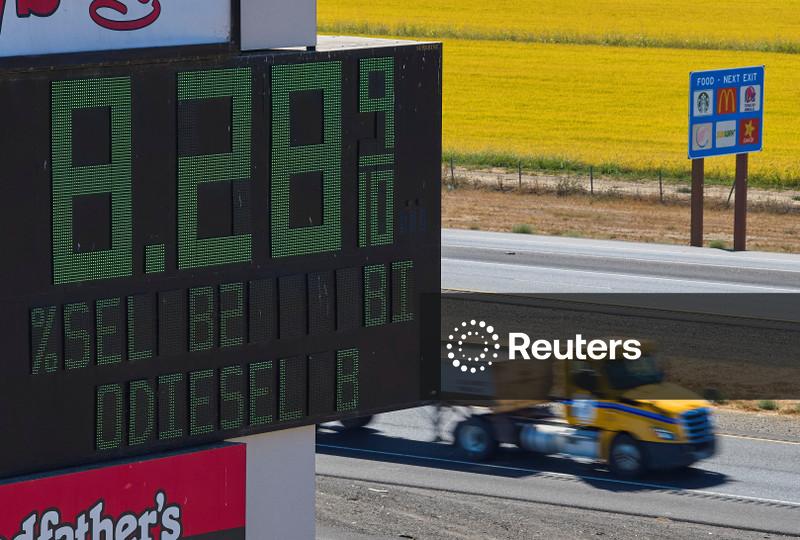 Com aumento de preço da gasolina nos EUA por guerra no Irã, Trump culpa Ucrânia e democratas