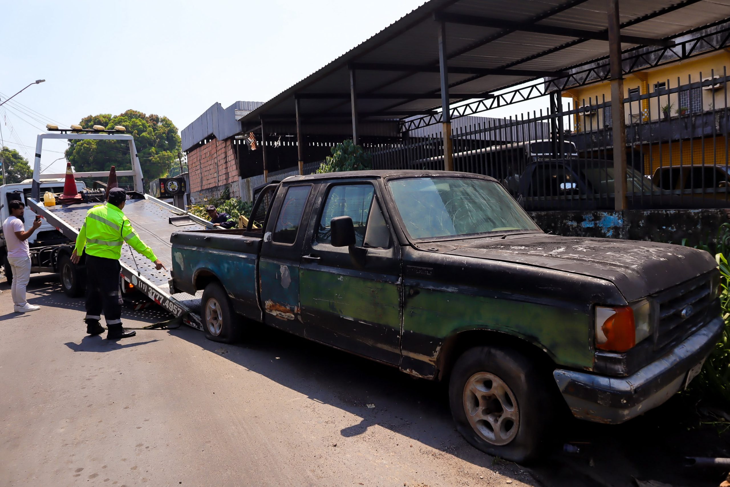 Prefeitura realiza operação para liberar calçadas no bairro Cidade de Deus