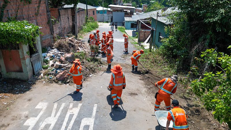 Prefeitura intensifica serviços de limpeza e conscientização na zona Leste de Manaus