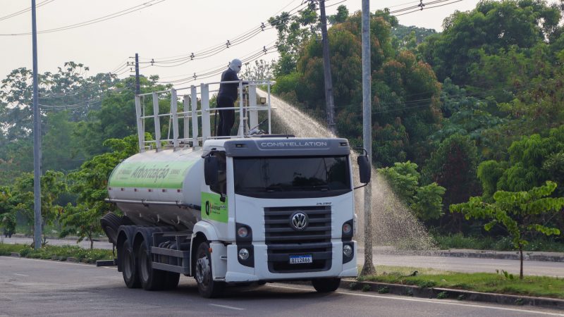 Prefeitura intensifica ações ambientais em combate às queimadas e utiliza 60 mil litros de água para irrigar áreas verdes de Manaus com caminhões-pipa