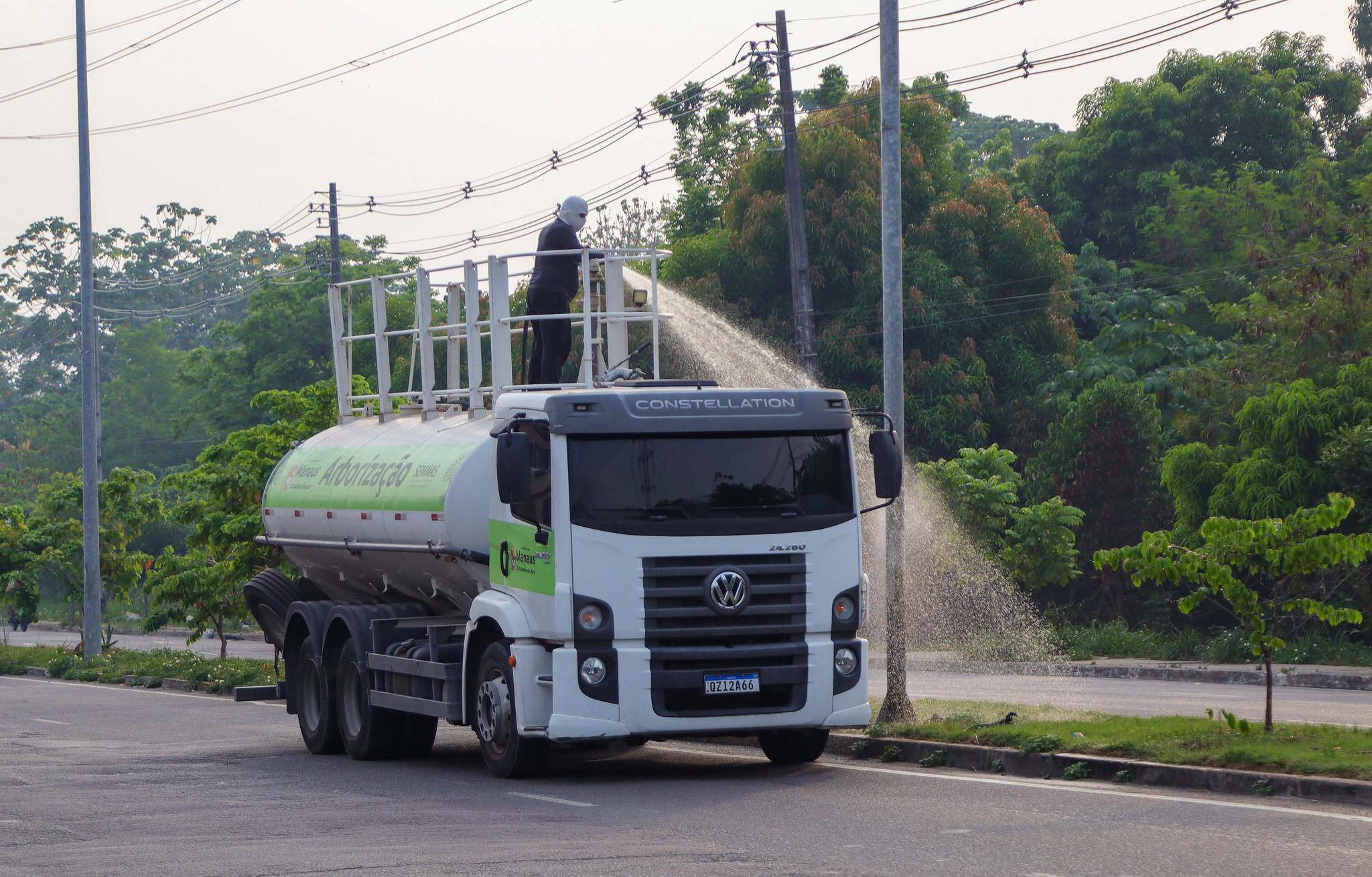 Prefeitura intensifica ações ambientais em combate às queimadas e utiliza 60 mil litros de água para irrigar áreas verdes de Manaus com caminhões-pipa