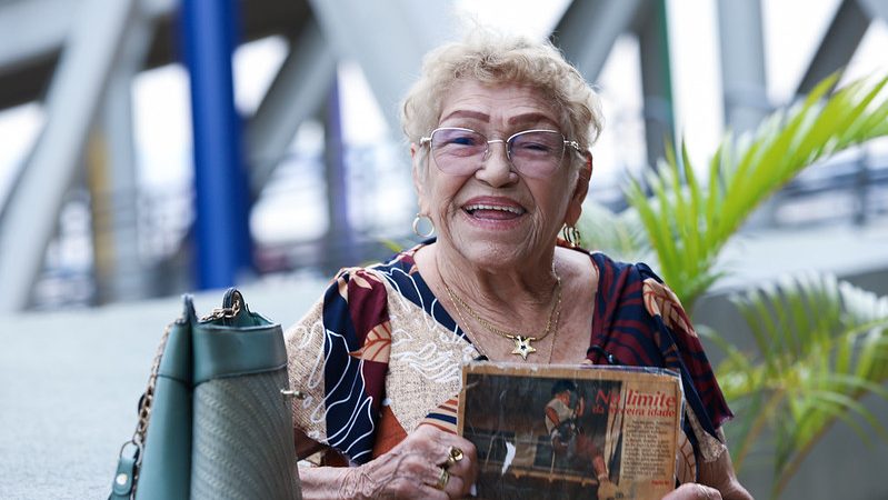 Servidora aposentada de 106 anos celebra aniversário de Manaus e avanços na qualidade de vida