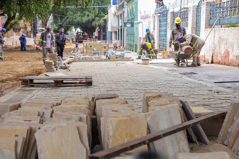 Prefeitura de Manaus avança com calçadas e infraestrutura urbana em obra de requalificação da rua Ferreira Pena