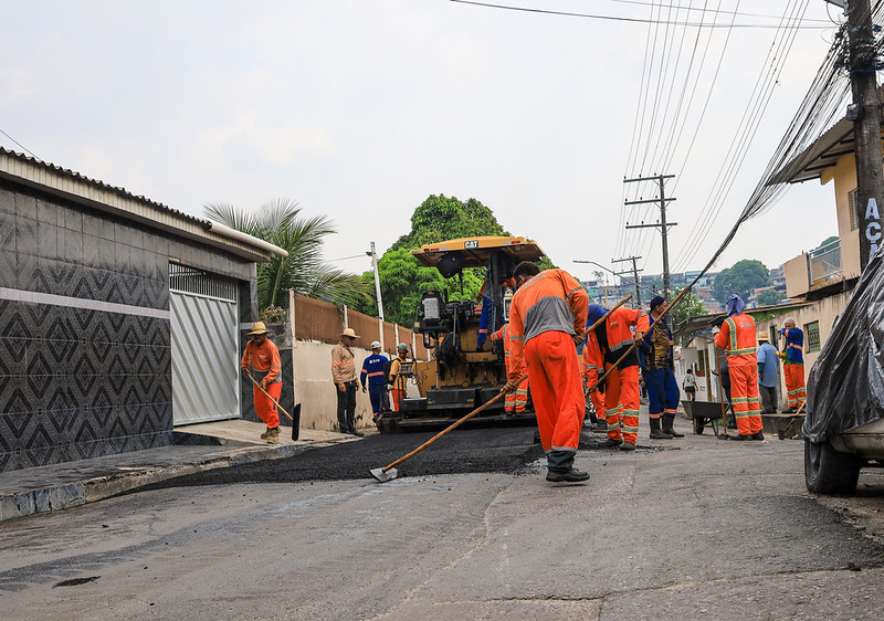 Prefeitura de Manaus aplica 120 toneladas de asfalto e melhora infraestrutura viária no Riacho Doce