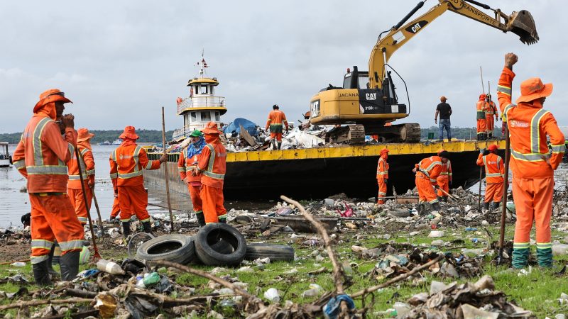 Prefeitura mobiliza 500 trabalhadores e intensifica limpeza na orla de Manaus