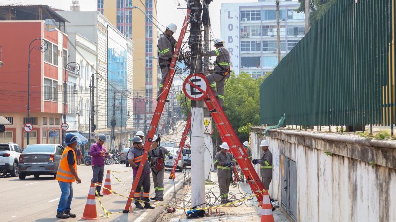 Prefeitura de Manaus dá continuidade ao ordenamento de fios e cabos sem uso no centro histórico