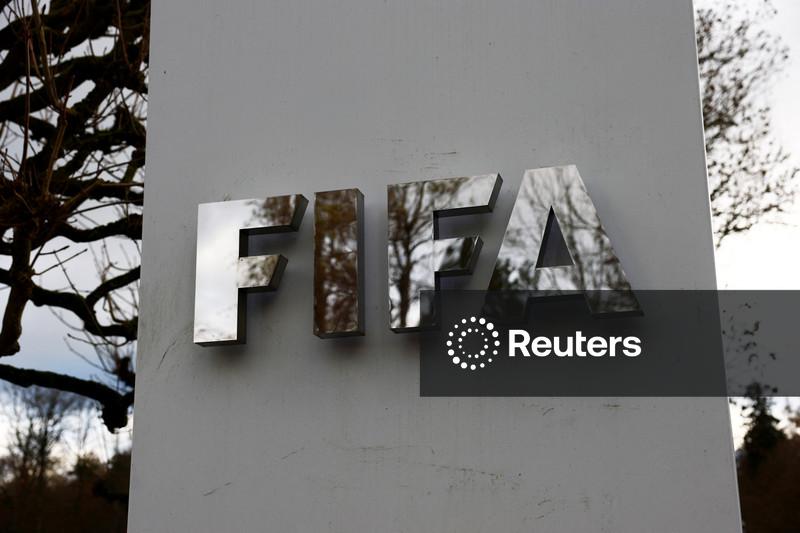 Mais da metade de jogadores e dirigentes monitorados receberam mensagens ofensivas, diz Fifa