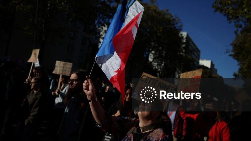França tem confrontos isolados à medida que tensões aumentam após marchas