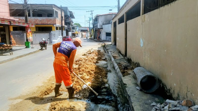 Prefeitura de Manaus recupera rede de drenagem na rua Iguatu, no bairro Redenção