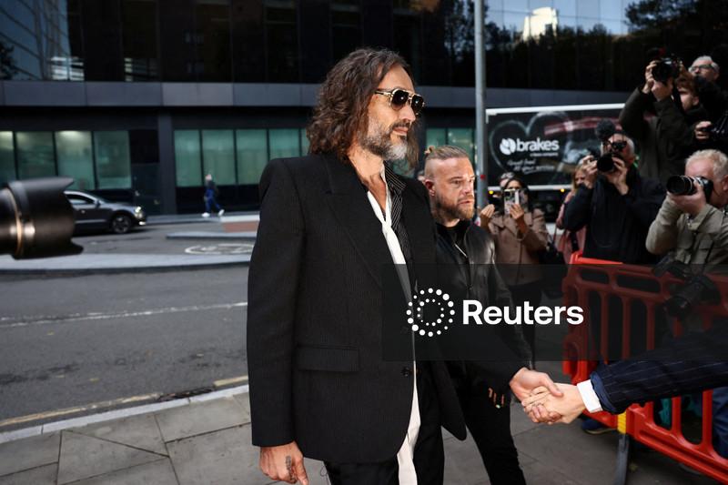 Mulher que acusa Russell Brand disse à polícia que se culpava por suposto estupro